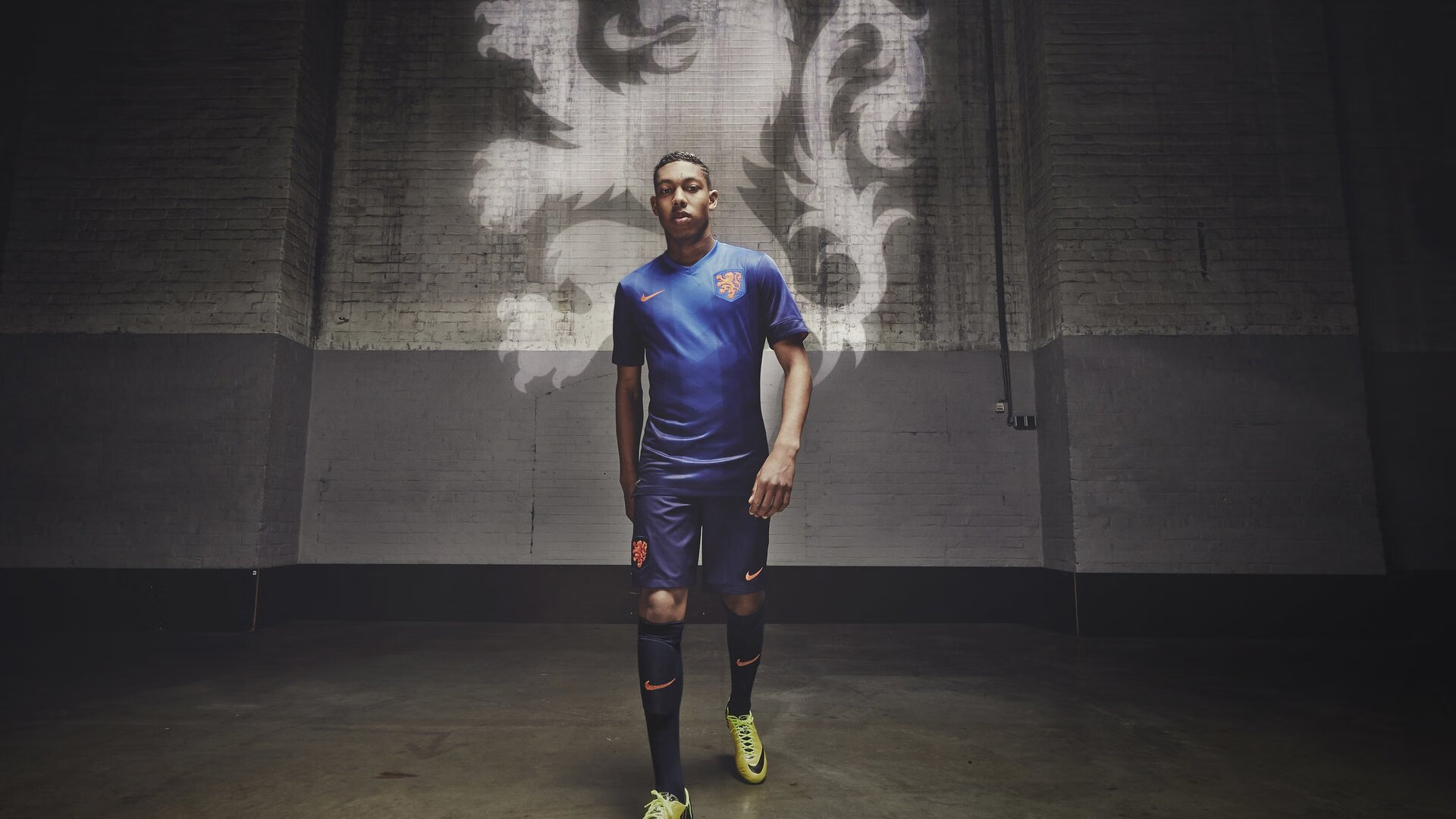 开云体育官网下载安装-阿伦·斯密斯：连续几场关键比赛中，展示了超凡的球场智商，阿伦斯集锦